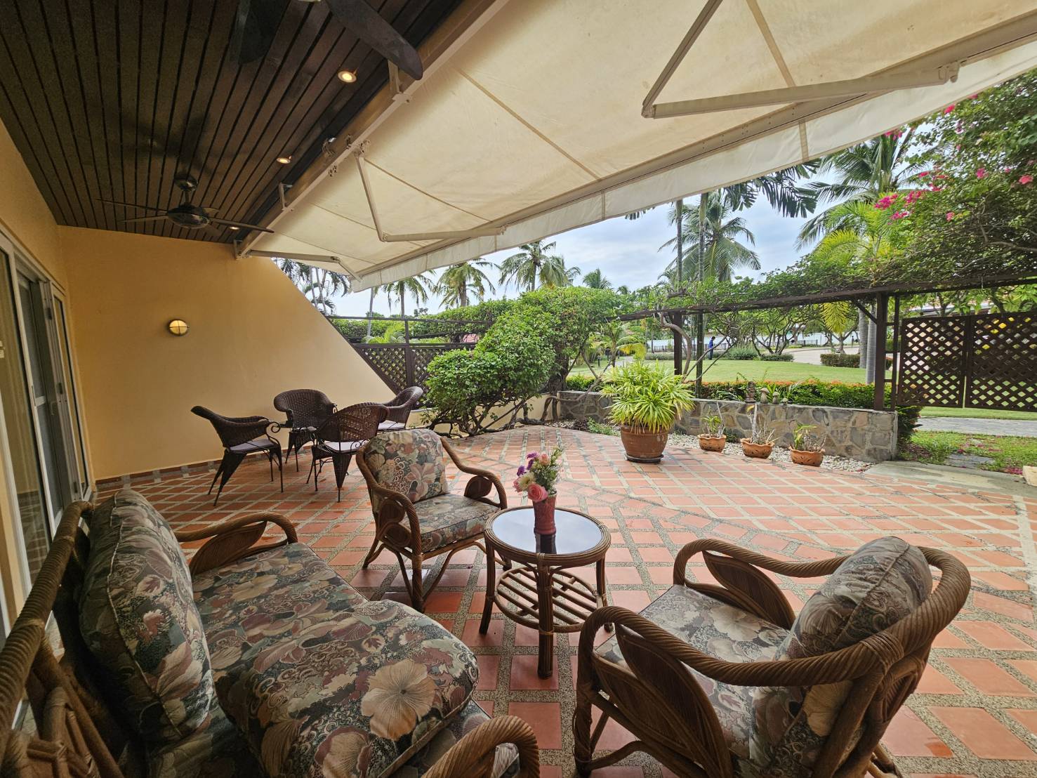 A102 Ground-floor apartment with a large patio